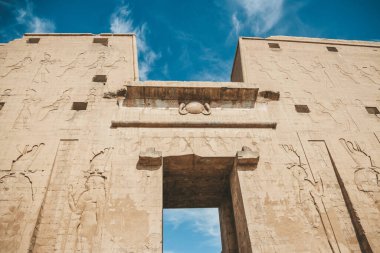 Edfu, Mısır 'daki Horus antik tapınağının kalıntıları..