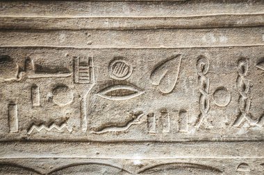 Edfu, Mısır 'daki Horus Antik Tapınağı' nın Baas-reef 'leri.