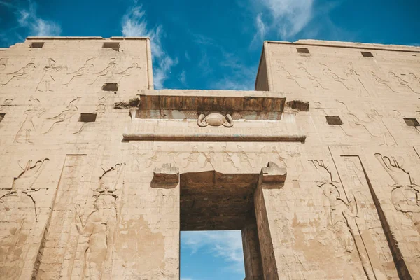 Edfu, Mısır 'daki Horus antik tapınağının kalıntıları..