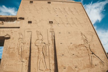 Edfu, Mısır 'daki Horus antik tapınağının kalıntıları..