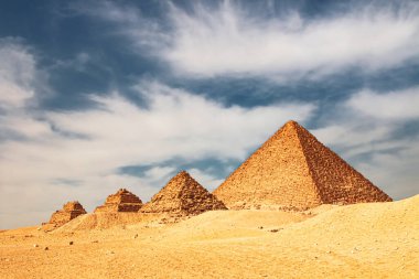 Antik Mycerinus Piramidi, Menkaura ve Queens Menkaurev Giza Piramitleri, Mısır.