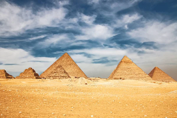 Αρχαίες Μεγάλες Πυραμίδες Στη Γκίζα Κάιρο Αίγυπτος — Φωτογραφία Αρχείου