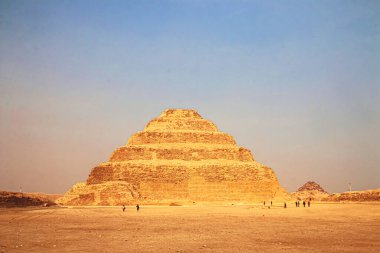 Djoser Piramidi, Mısır 'ın Sahra Çölü' nde inşa edilen ilk piramit. Saqqara 'da Adım Piramidi.