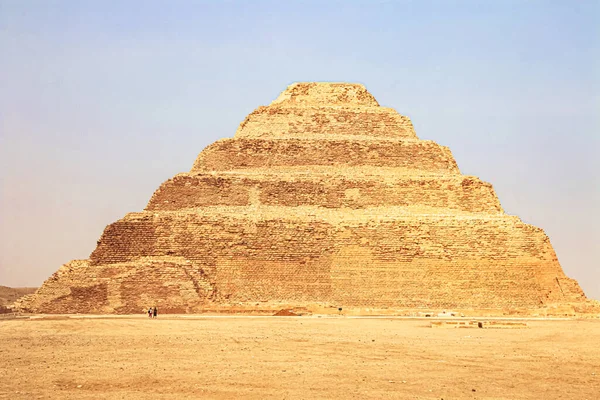 エジプトのサハラ砂漠に建てられた最初のピラミッドであるDjoser Pyramid サッカラのステップピラミッド — ストック写真