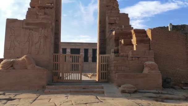 Ruinas de la antigua Deir el-Medina, uno de los grupos de necrópolis tebanas — Vídeo de stock