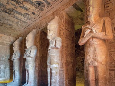 Abu Simbel, Nubia 'da bir kaya, Ramses' in saltanatı sırasında iki eski Mısır tapınağının oyulduğu yer..