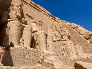 Abu Simbel, Nubia 'da bir kaya, Ramses' in saltanatı sırasında iki eski Mısır tapınağının oyulduğu yer..