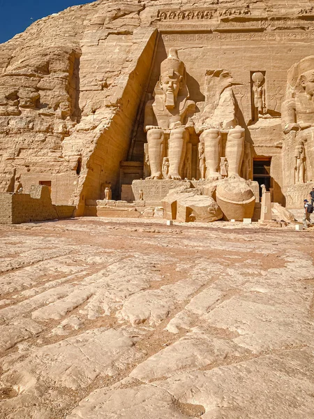 阿布辛贝尔 努比亚的一块岩石 在拉姆西斯二世统治时期雕刻了两座古埃及庙宇 — 图库照片