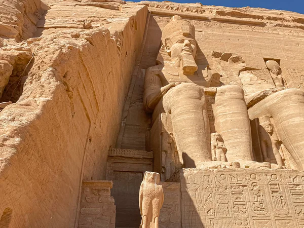 아부심벨 누비아에 바위였으며 람세스 기간에 이집트 조각하였다 — 스톡 사진