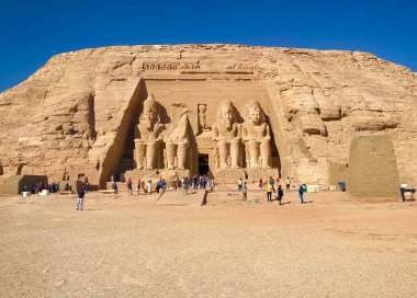 Abu Simbel, Nubia 'da bir kaya, Ramses' in saltanatı sırasında iki eski Mısır tapınağının oyulduğu yer..