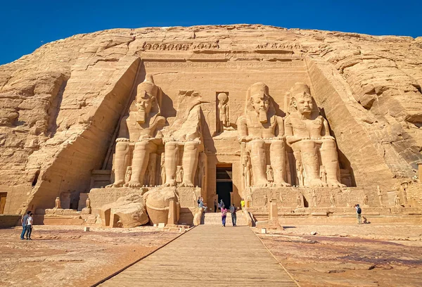 アブー シンベルはヌビアの岩で ラムセス2世の治世中に2つの古代エジプトの寺院が刻まれた — ストック写真