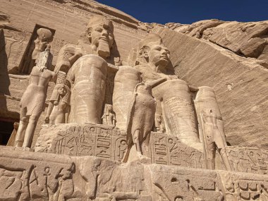 Abu Simbel, Nubia 'da bir kaya, Ramses' in saltanatı sırasında iki eski Mısır tapınağının oyulduğu yer..