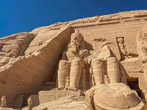 アブー シンベルはヌビアの岩で ラムセス2世の治世中に2つの古代エジプトの寺院が刻まれた — ストック写真