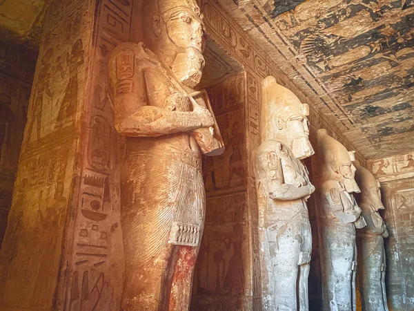 Abu Simbel, Nubia 'da bir kaya, Ramses' in saltanatı sırasında iki eski Mısır tapınağının oyulduğu yer..