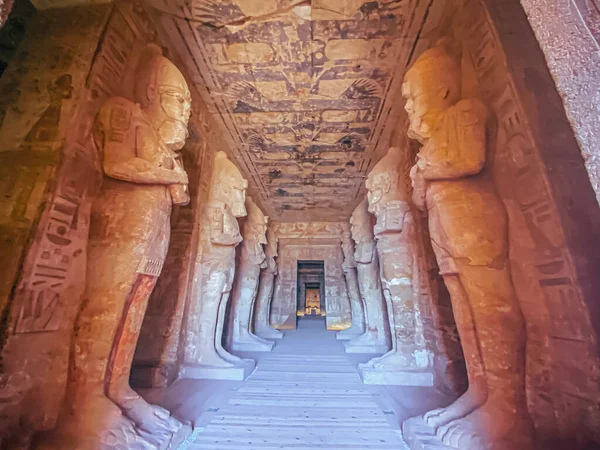 Abu Simbel, Nubia 'da bir kaya, Ramses' in saltanatı sırasında iki eski Mısır tapınağının oyulduğu yer..