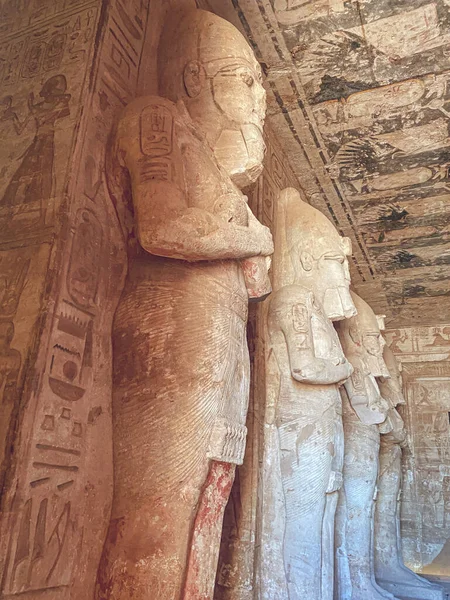 阿布辛贝尔 努比亚的一块岩石 在拉姆西斯二世统治时期雕刻了两座古埃及庙宇 — 图库照片
