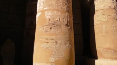 Mısır Karnak Tapınağı kalıntıları, Luxor 'daki en büyük açık hava müzesi..