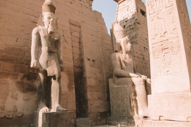 Mısır Karnak Tapınağı kalıntıları, Luxor 'daki en büyük açık hava müzesi..