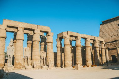 Mısır Karnak Tapınağı kalıntıları, Luxor 'daki en büyük açık hava müzesi..
