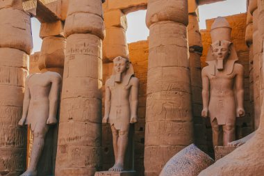 Mısır Karnak Tapınağı kalıntıları, Luxor 'daki en büyük açık hava müzesi..