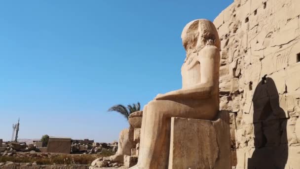 Ruinerna av det egyptiska Karnaktemplet, det största friluftsmuseet i Luxor — Stockvideo