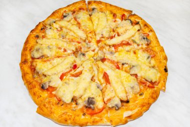 Beyaz arka planda dilimlenmiş pizza, dolmalık biber, et, mantar ve parmesan peyniri. Lezzetli hamur kabuğu, yakın plan, ıssız..