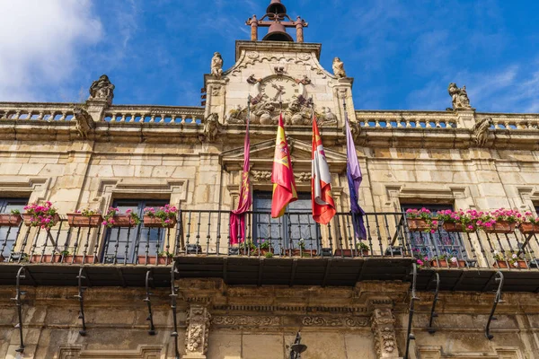 İspanya 'daki Leon şehrinin ana meydanında Casa Consistorial' ın ön cephesi 