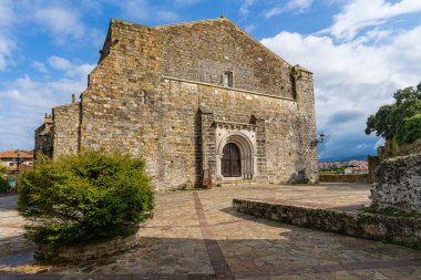 İspanya, Cantabria 'daki San Vicente de la Barquera' daki Melekler Kilisesi. 