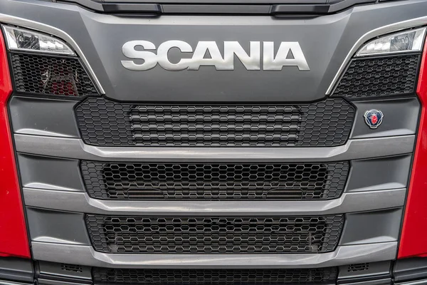 San Vicente de la Barquera, Cantabria, İspanya, 21 Eylül 2021. Kamyonun önünde Scania marka logosu var. 