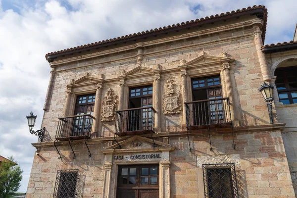 Будинок консисторії в місті Сан - Вісенте - де - ла - Баркера (Кантабрія, Іспанія). — стокове фото