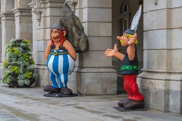 Coruna, İspanya, 15 Ağustos 2021. Galiçya 'nın A Coruna şehrindeki Salon del Comic' te Asterix y Oburiks çizgi roman karakteri.