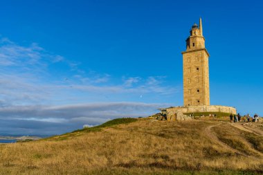 Coruna, İspanya, 14 Ağustos 2021. Herkül Kulesi önündeki turistler, A Coruna, Galiçya. 