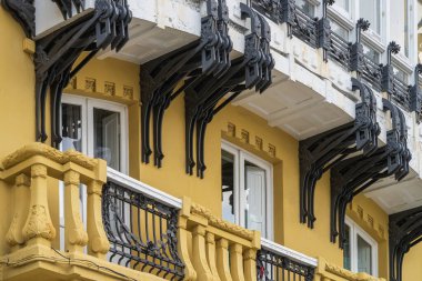 İspanya 'nın Galiçya şehri A Coruna' daki modernist yapı detayları. 