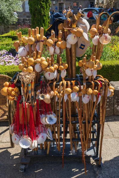 Костыли и раковины для паломников, прибывающих в Сантьяго-де-Компостела, Галисия, Испания. — стоковое фото