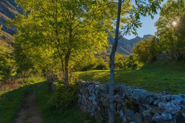 Somiedo, Asturias 'ın Valle de Lago kasabasında sonbahar manzarası. İspanya 