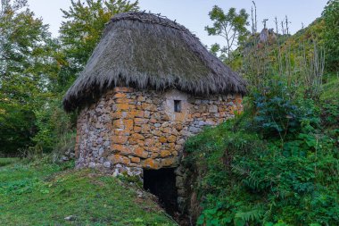Süpürge çatılı geleneksel değirmen, Teito, Asturias 'taki Somiedo konseyindeki Valle de Lago kasabasında.. 