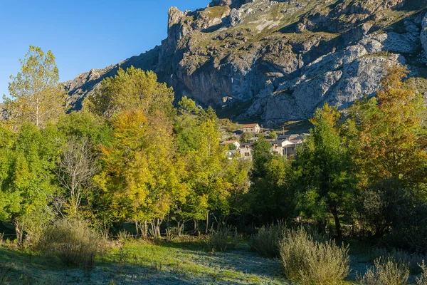 Paisaje otoñal en la localidad de Valle de Lago en Somiedo, Asturias. España —  Fotos de Stock