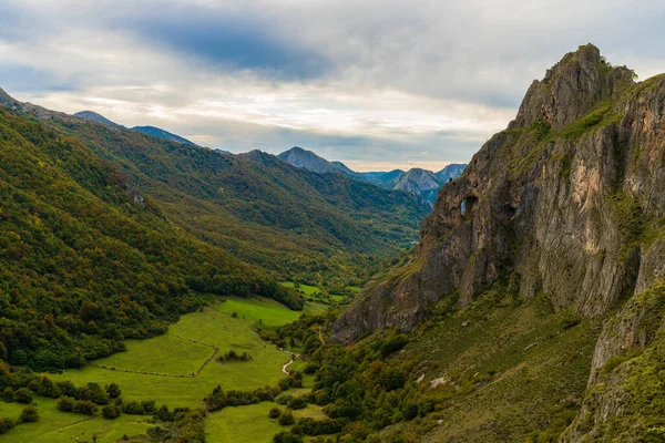 Asturias 'taki Somiedo doğal parkında sonbahar manzarası. 
