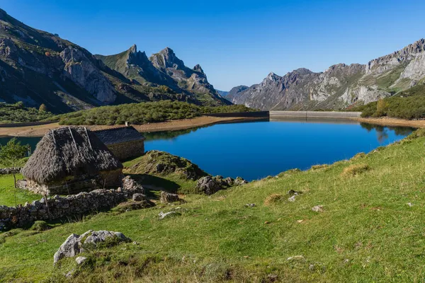 Asturias 'taki Somiedo doğal parkındaki Vadi Gölü manzarası. 