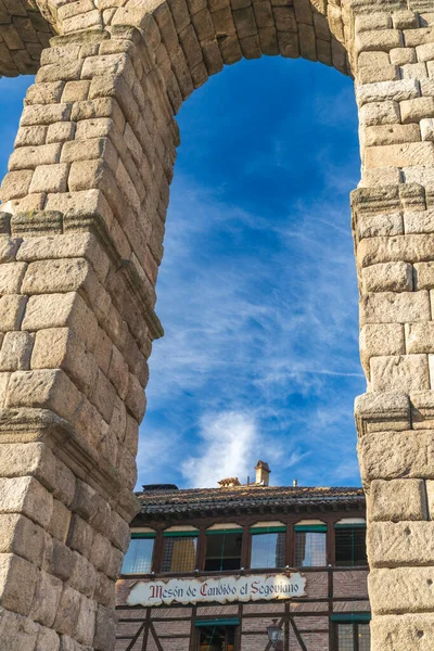 Segovia, October 20, 2021. View of the Meson de Candido el Segoviano next to the aqueduct of Segovia in Spain — Stock Photo, Image