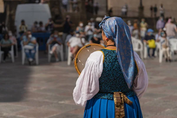 Женщина в астурийском костюме играет на бубне на площади в Овьедо, Увье, в Астурии. — стоковое фото