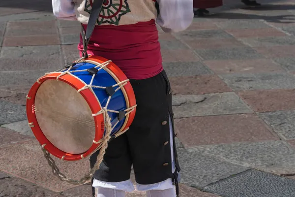 Человек в астурийском костюме играет на барабане на площади в городе Овьедо, Увье, в Астурии. — стоковое фото