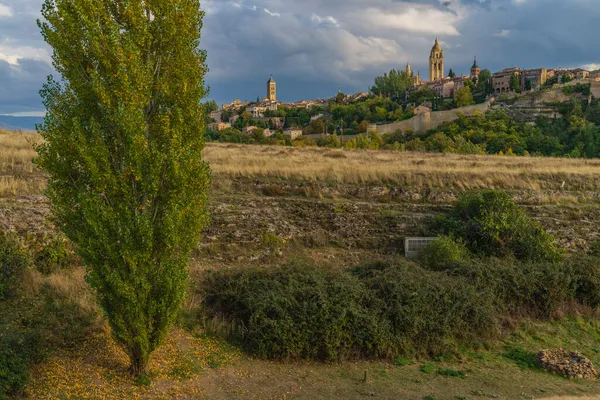 Pohled na město Segovia ve Španělsku — Stock fotografie