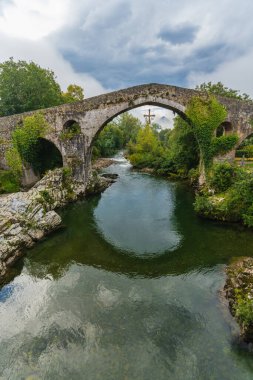 Asturias 'ın Cangas de Onis kentindeki Roma köprüsünün manzarası. 