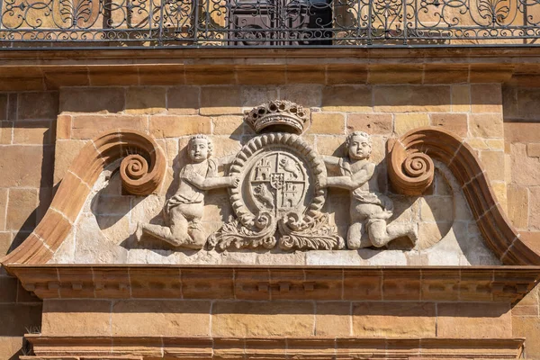 Biskopspalatsets fasaddetalj i den asiatiska staden Oviedo, Uvieu. — Stockfoto