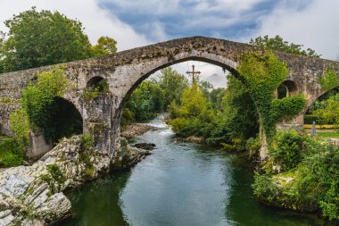 Asturias 'taki Cangas de Onis' in Roma köprüsünün manzarası 