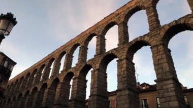 İspanya 'daki Segovia Roma su kemeri manzarası 