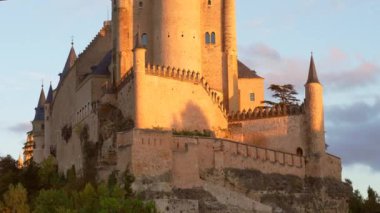 Günbatımında İspanya 'da Segovia Alcazar manzarası