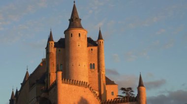 Günbatımında İspanya 'da Segovia Alcazar manzarası
