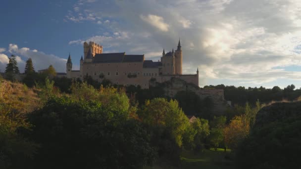 Veduta dell'Alcazar di Segovia in Spagna al tramonto — Video Stock